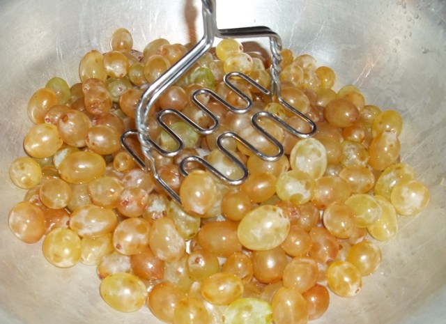 mashing-grapes-for-badagi-recipe