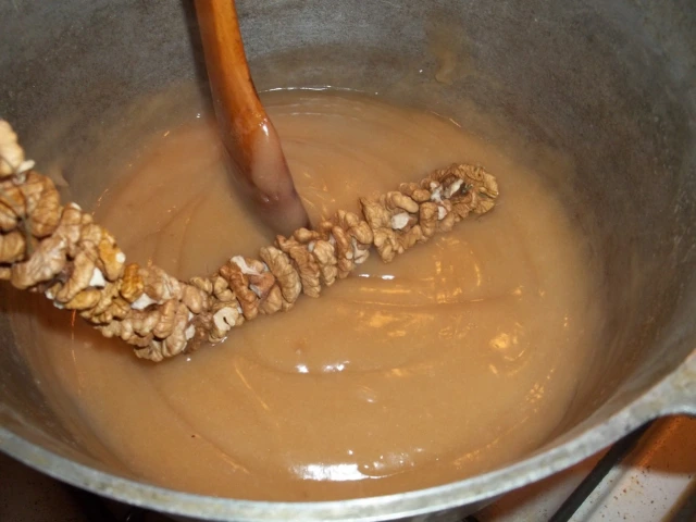 Adding a string of nuts to pelamushi - Copy