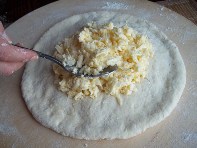 25 KASIM 2018 CUMHURİYET PAZAR BULMACASI SAYI : 1704 Adding-the-cheese-filling-to-an-imeruli-khachapuri