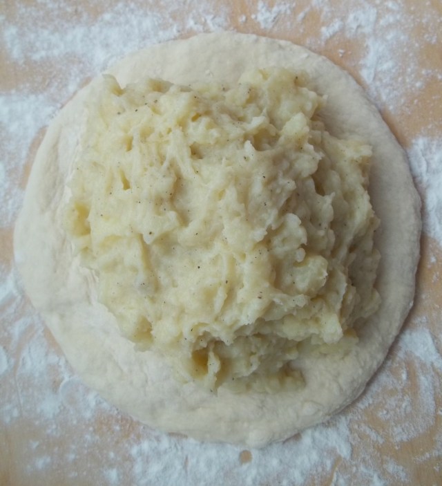 adding-the-potato-filling-to-the-dough-for-khachapuri-with-potato-recipe