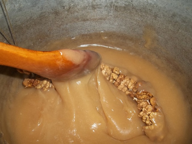 Covering the walnuts with pelamushi - Copy