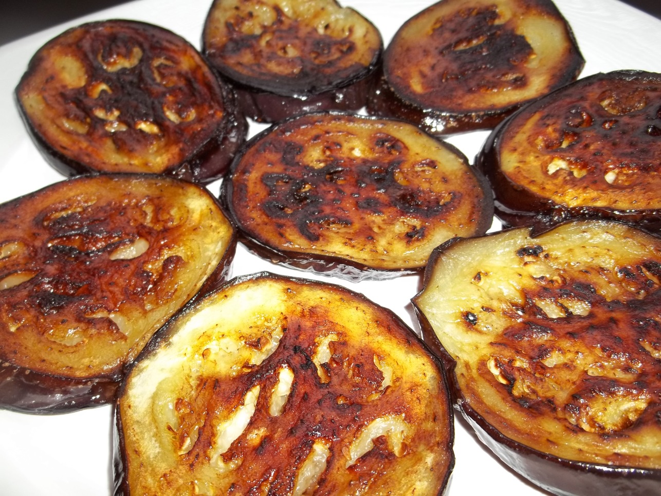 Грузинская кухня баклажаны. Баклажаны в аджике. Баклажаны обжаренные в аджике сырой. Фото баклажаны жареные на тарелке.