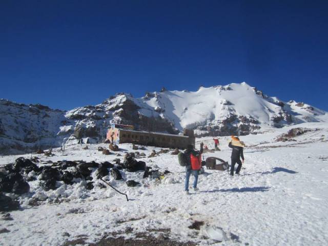 Climbers arriving at Bethlami Hut